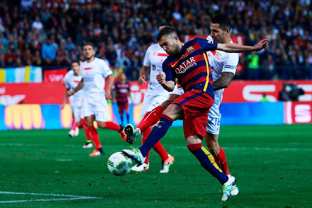 开云电竞-塞维利亚发布备战花絮，集结日状态回暖，欧联任务艰巨，身体对抗强度拉满(西班牙人对塞维利亚)