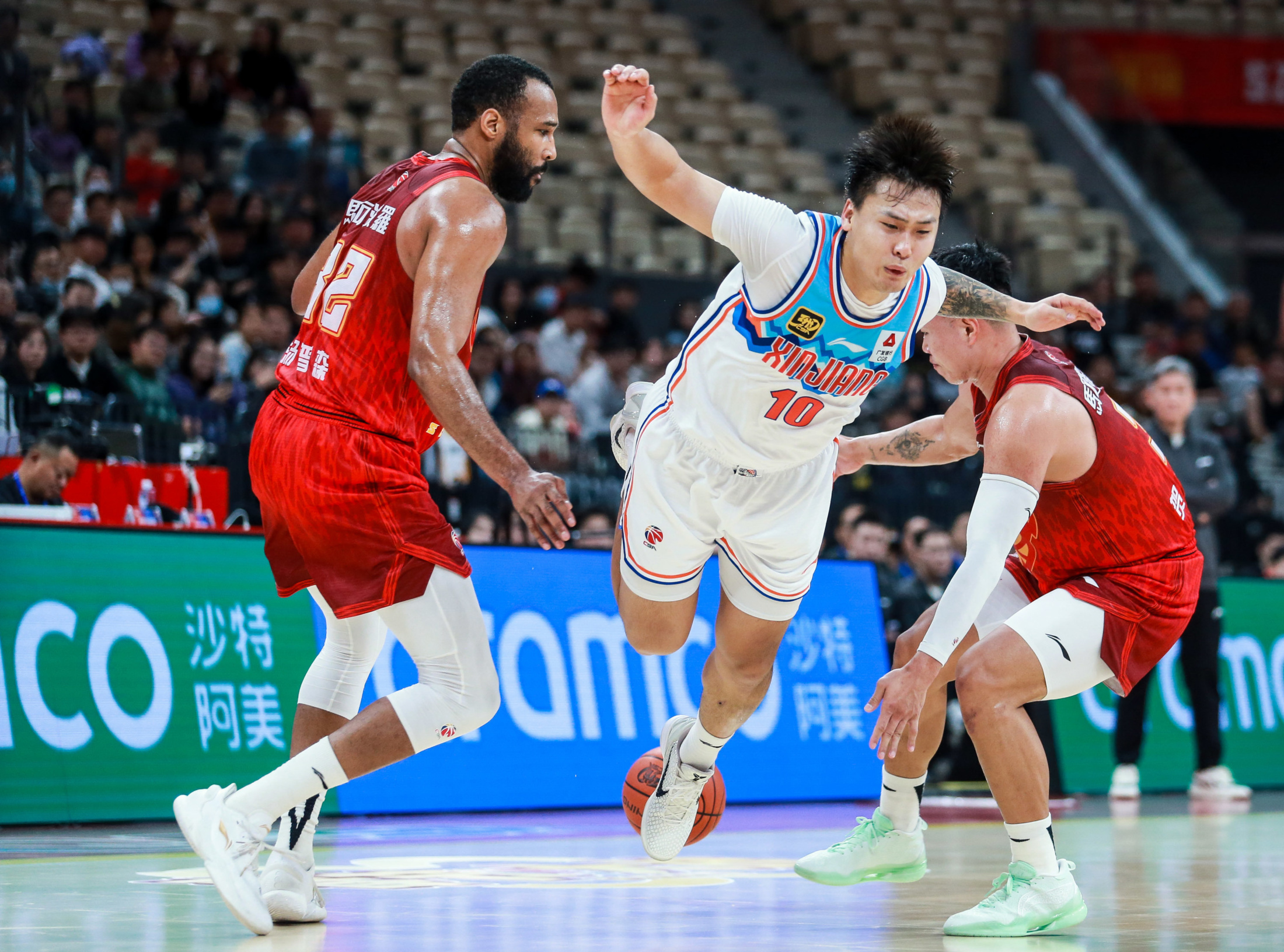 开云电竞-包含赛地聚焦——国王杯今晚热度飙升，山东男篮再遭质疑，更衣室稳定，赛程密集仍需轮换的词条